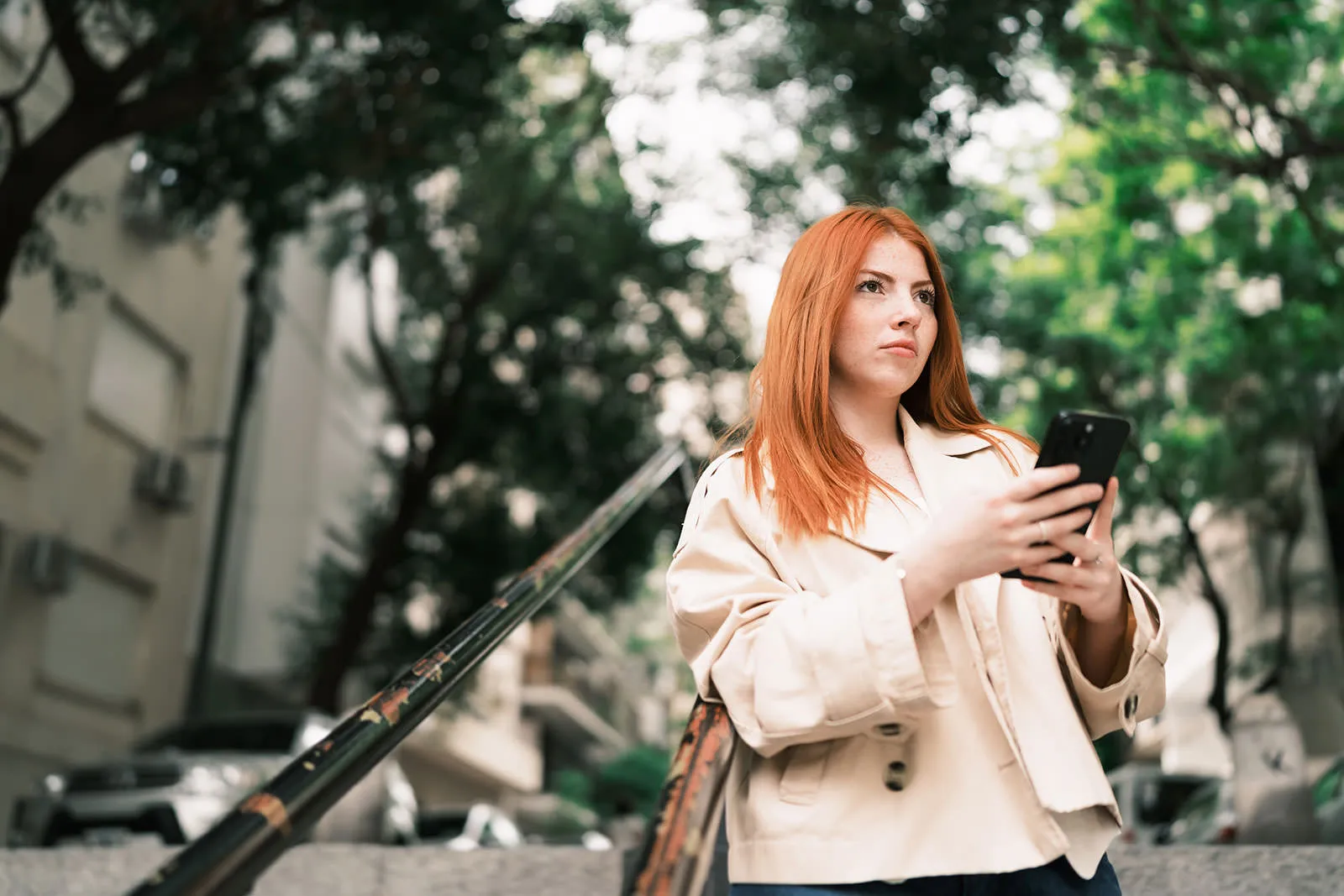 Mujer joven oficinista observando un mensaje en su movil
