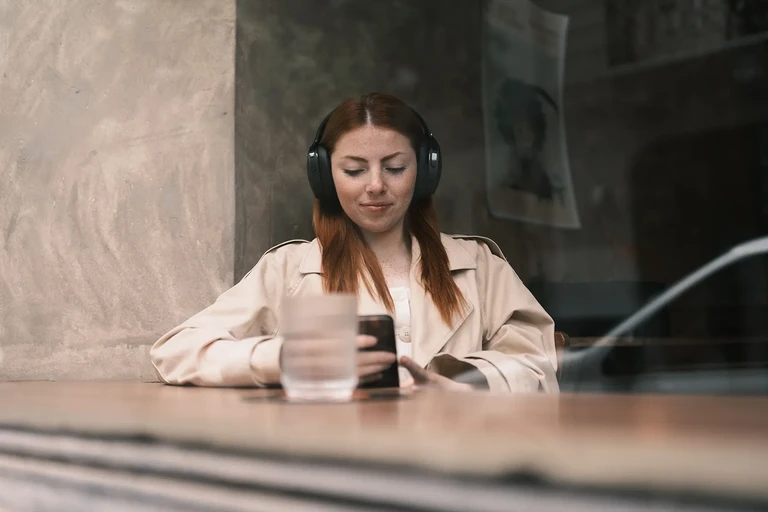 Mujer en barra de cafetería mirando hacia un costado