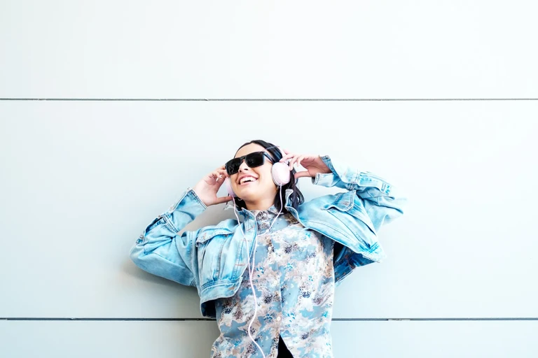 Retrato de mujer en tono azul sobre fondo neutro