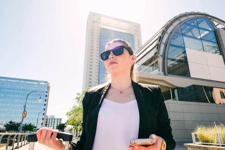 Retrato de mujer profesional corporativa en la ciudad